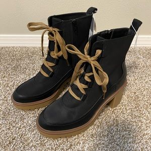 Universal Thread Size 8 Black Boots